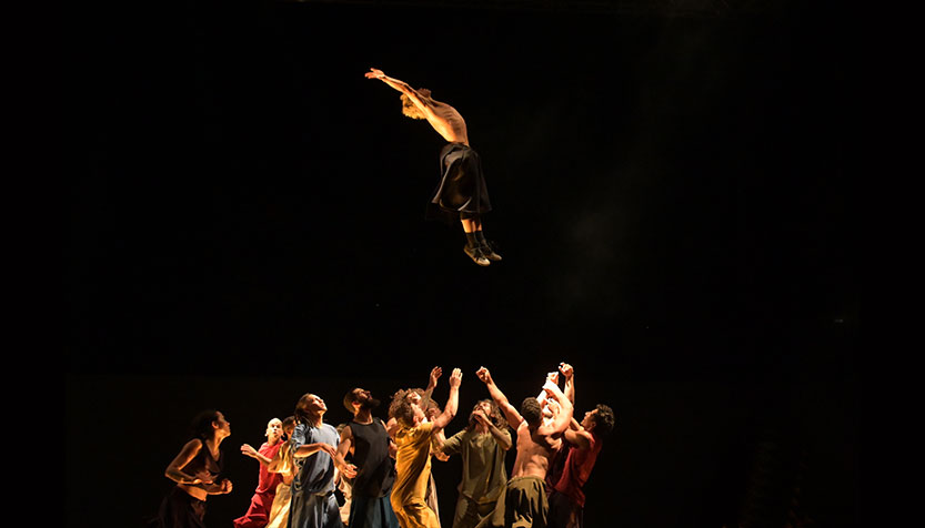 Compagnie Herve KOUBI Corps Throws A Dancer In The Air